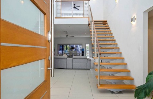 Helensvale Casa | Gorgeous 5brm Waterfront home