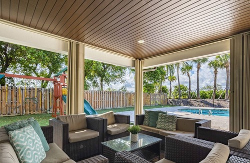 Hallandale Beach Villa | Gorgeous 6 BR Home /w Heated Pool & Golf View