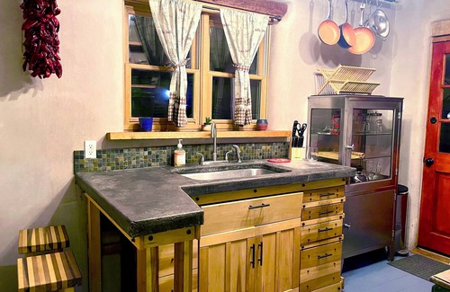 South Capitol Apartamento | Gorgeous adobe unit with yard