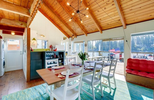 Allyn-Grapeview Cabina | Gorgeous Allyn Getaway - No-Bank Waterfront!