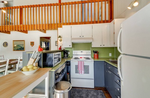 Allyn-Grapeview Cabina | Gorgeous Allyn Getaway - No-Bank Waterfront!