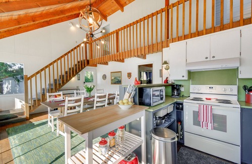 Allyn-Grapeview Cabina | Gorgeous Allyn Getaway - No-Bank Waterfront!