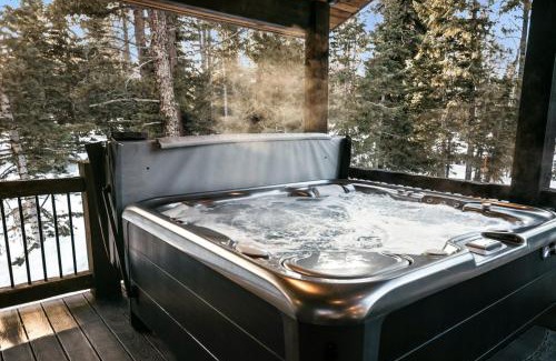 Duck Creek Village Casa | Gorgeous and Fully Equipped Cabin with Hot Tub in Duck Creek Village, Perfect for a Family Holiday in the Mountains