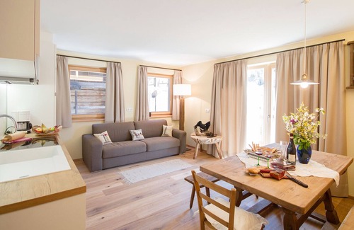 Selva di Val Gardena Apartamento | Precioso apartamento cerca de los remontes con Wi-Fi, aparcamiento y jardín; se admiten mascotas