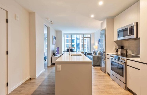 Seaport District Apartamento | Gorgeous Apt with Pool Views
