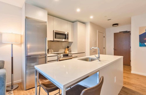 Seaport District Apartamento | Gorgeous Apt with Pool Views