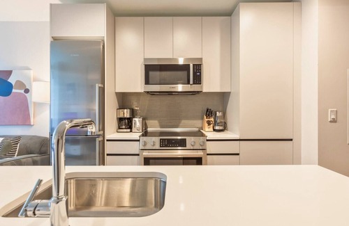 Seaport District Apartamento | Gorgeous Apt with Pool Views