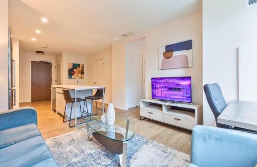 Seaport District Apartamento | Gorgeous Apt with Pool Views