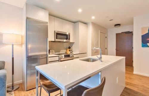 Seaport District Apartamento | Gorgeous Apt with Pool Views