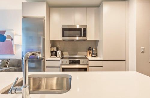 Seaport District Apartamento | Gorgeous Apt with Pool Views