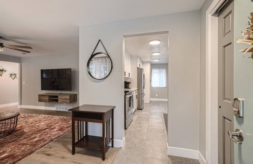 Lamar Heights Area Casa | Gorgeous Arvada home-Fenced yard-Pet Friendly-Hot Tub