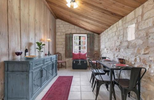 Fredericksburg Casa | Gorgeous Barn Cabin 10min from Main St!