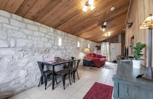 Fredericksburg Casa | Gorgeous Barn Cabin 10min from Main St!