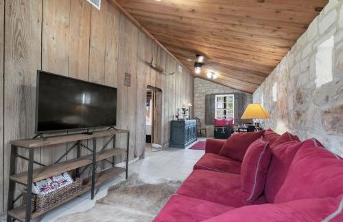 Fredericksburg Casa | Gorgeous Barn Cabin 10min from Main St!