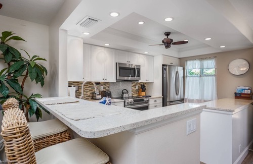 Siesta Key Condominio | Magníficas vistas de la bahía, renovado, a 5 minutos a pie de Turtle Beach, Piscina climatizada en la bahía, Tenis, WiFi / Cable