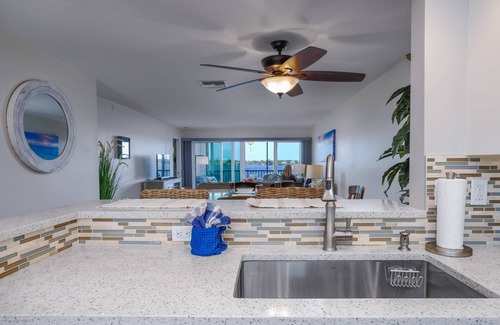 Siesta Key Condominio | Magníficas vistas de la bahía, renovado, a 5 minutos a pie de Turtle Beach, Piscina climatizada en la bahía, Tenis, WiFi / Cable