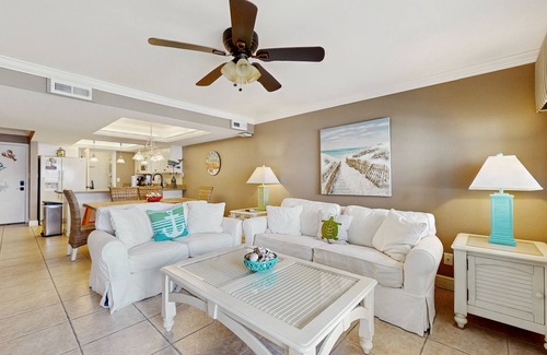 Sunnyside Condominio | Gorgeous beachfront condo, shared pool and beach access