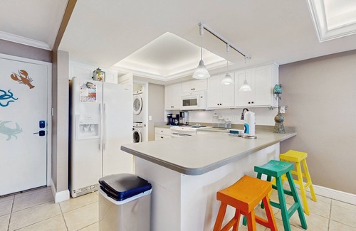 Sunnyside Condominio | Gorgeous beachfront condo, shared pool and beach access
