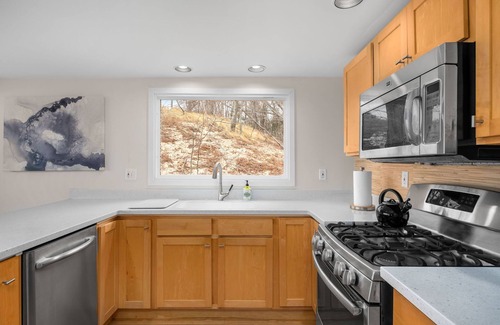 Bluffton Casa | Gorgeous Beach! Lakefront + Wooden Deck