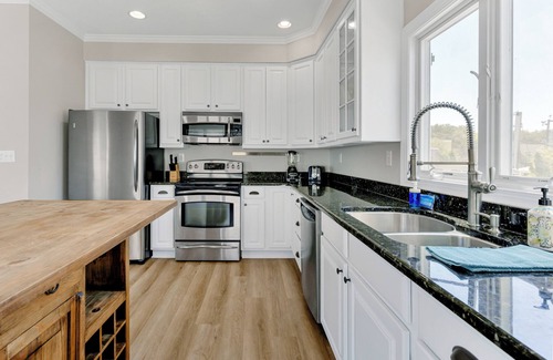 Chic's Beach Casa | Gorgeous Beach Views, quick walk to beach! Sleeps up to 10! 30 + day stays