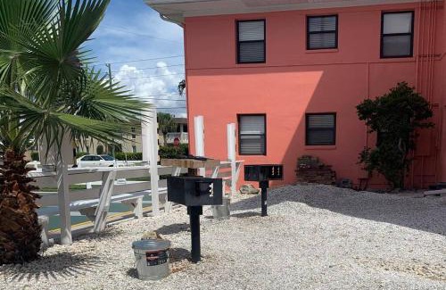 St. Pete Beach Apartamento | Gorgeous Beach view balcony with heated pool