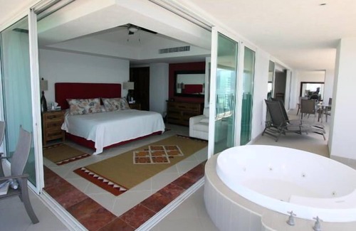 Zona hotelera Condominio | Gorgeous Beachfront Grand Venetian 'Junior Penthouse'w/hot tub