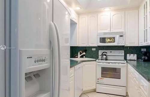 La Gorce Condominio | Gorgeous Beachfront Pavilion Condominium 4pax with Pool, GYM, Free Valet Parking