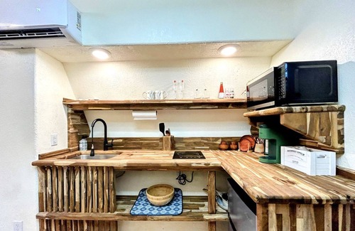 Wills Point Cabina | Gorgeous Beehive Tiny House Surrounded by Trees for a Unique Romantic Getaway near Wills Point, Texas
