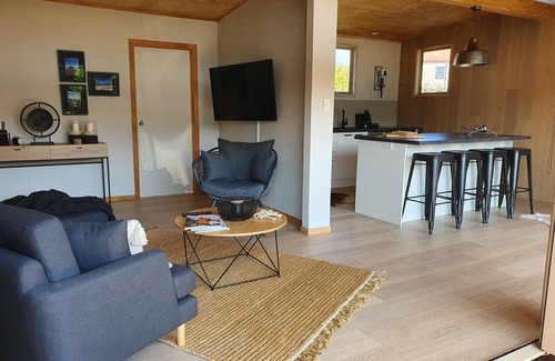 Whangamata Cabaña | Gorgeous Boutique Cottage. Private, sunny in great location. Just magic!