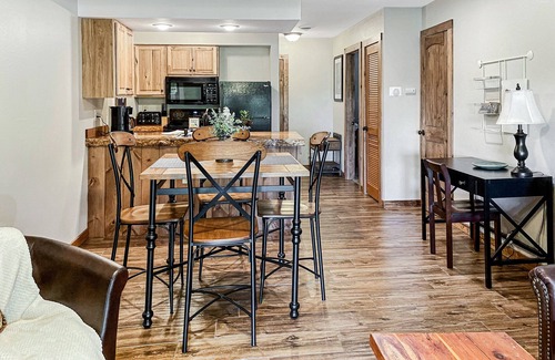 Branson West Condominio | Gorgeous Branson Condo, VIEWS, Hike and Fish on Property, Private Lake, 2 Pools!