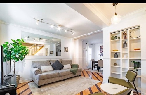 Oakwood Village Casa | Gorgeous & Bright Uptown Home w Parking