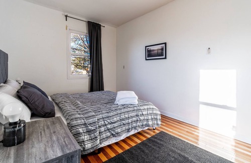 Oakwood Village Casa | Gorgeous & Bright Uptown Home w Parking