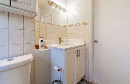 Oakwood Village Casa | Gorgeous & Bright Uptown Home w Parking