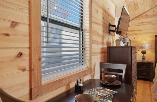 Fredericksburg Cabina | Gorgeous Cabin on Main-steps to Pacific War Museum