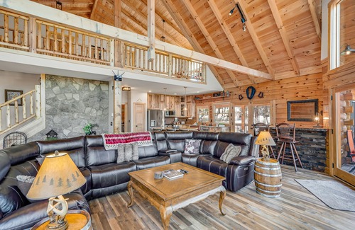 Dahlonega Cabina | Gorgeous cabin with indoor & outdoor fireplaces, huge deck, & hot tub