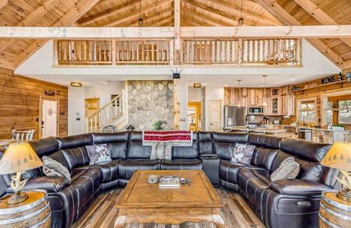 Dahlonega Cabina | Gorgeous cabin with indoor & outdoor fireplaces, huge deck, & hot tub