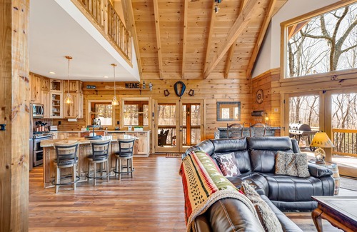 Dahlonega Cabina | Gorgeous cabin with indoor & outdoor fireplaces, huge deck, & hot tub