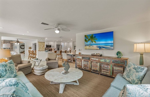 Shell Harbor Casa | Gorgeous canal front home walking distance to the beach!