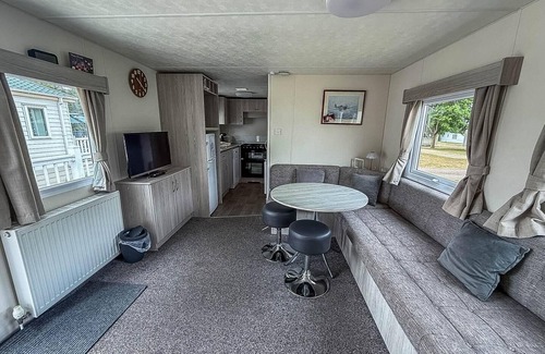 Hopton Casa | Gorgeous caravan with decking in Breydon Water Holiday Park, ref 10081B