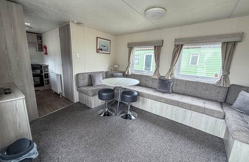 Hopton Casa | Gorgeous caravan with decking in Breydon Water Holiday Park, ref 10081B