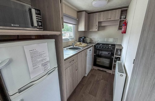 Hopton Casa | Gorgeous caravan with decking in Breydon Water Holiday Park, ref 10081B
