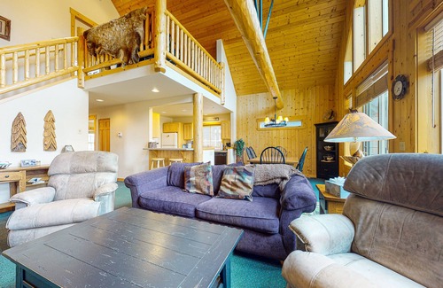 Redmond Chalet De Esquí | Gorgeous chalet w/private deck, fireplace, 3 pools, and gym
