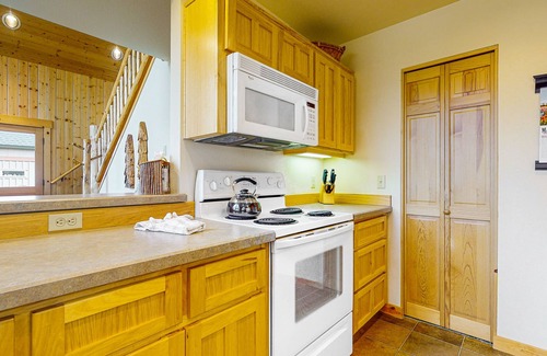 Redmond Chalet De Esquí | Gorgeous chalet w/private deck, fireplace, 3 pools, and gym