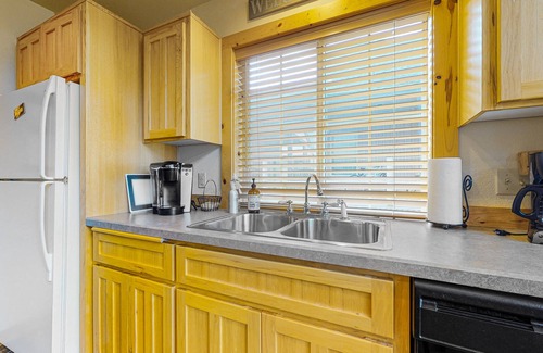 Redmond Chalet De Esquí | Gorgeous chalet w/private deck, fireplace, 3 pools, and gym