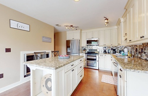 Avalon Beach Estates Casa | Gorgeous coastal home with golf cart and easy beach access