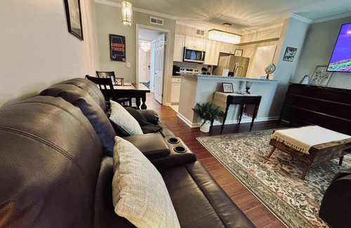 Auburn Condominio | Gorgeous Condo across from Vet School - King Bed, Full Kitchen, Pool