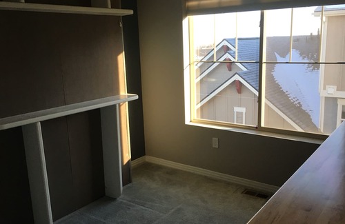 Louisville Casa | ¡Magnífico, contemporáneo, plano de planta abierto para su familia y cachorro!