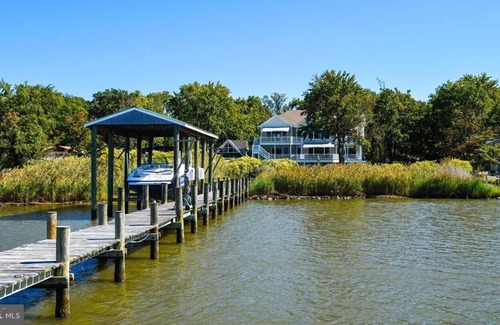 Arundel on the Bay Casa | Gorgeous contemporary waterfront in historic community