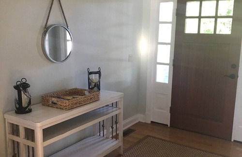 Snug Harbor Casa | Great Island Beauty-- Sleeps 8, Central AC, ducha al aire libre y lleno de encanto.