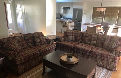 Snug Harbor Casa | Great Island Beauty-- Sleeps 8, Central AC, ducha al aire libre y lleno de encanto.